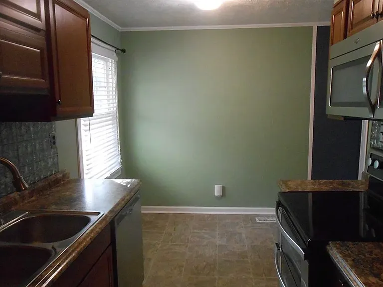 1402 Vance Dr — Photo 5