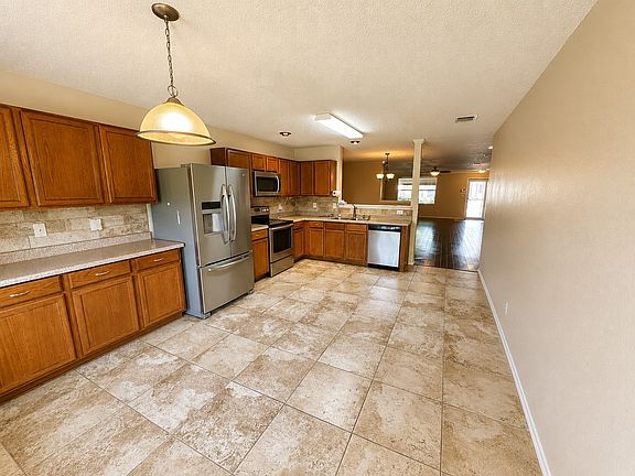 4th image of 1600 Fieldstone Dr