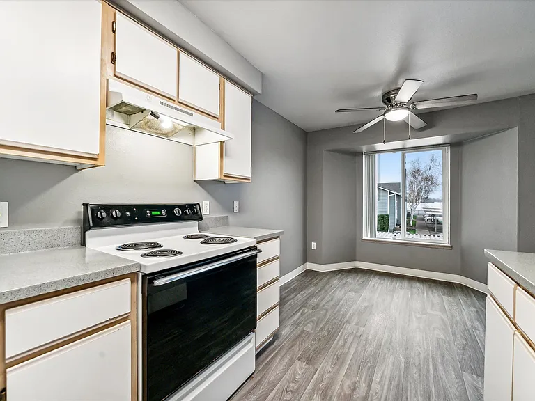 Oak Park Village Apartments — Photo 25