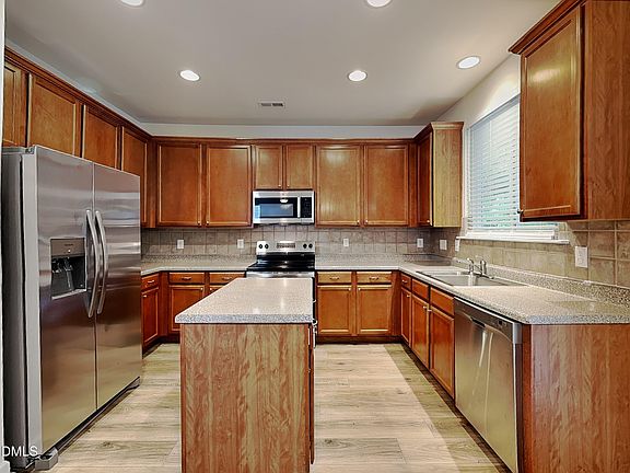 4th image of 2809 Roundleaf Ct