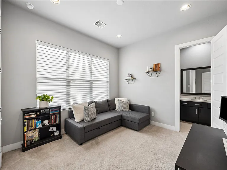 2410 Couch St — Photo 14