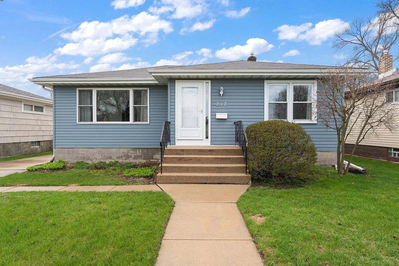 217 W 40th Pl photo 1