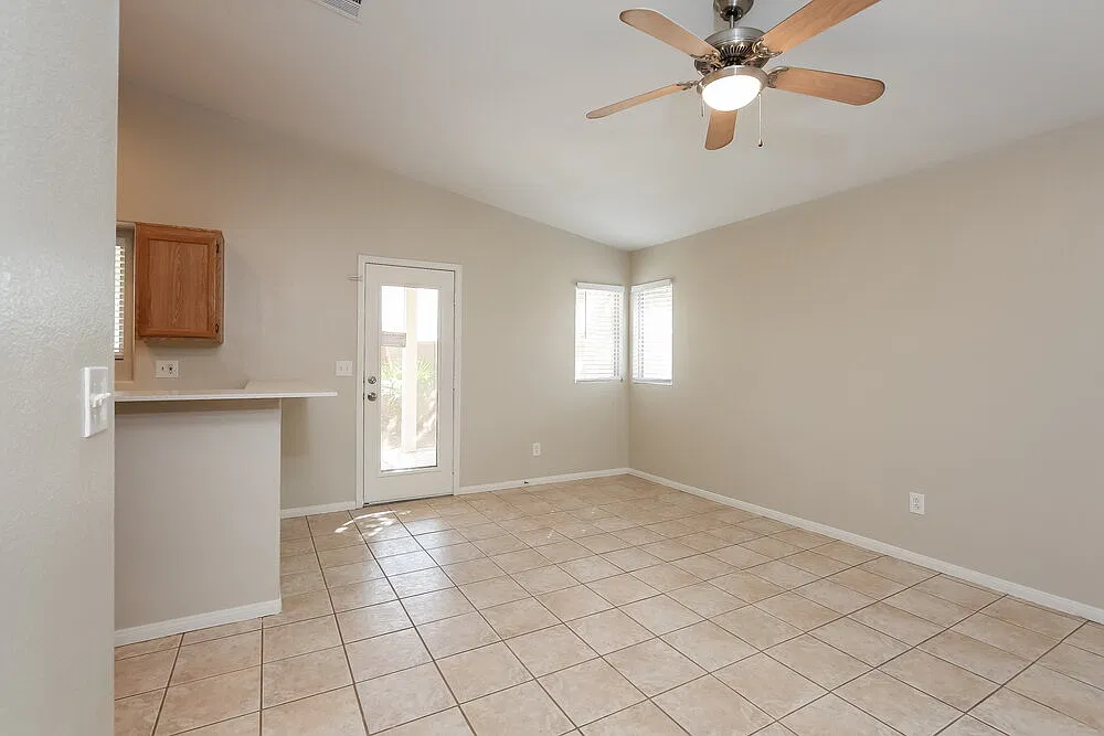 4 bed, 2.0 bath, 1737 sqft, $2,305 — Photo 4