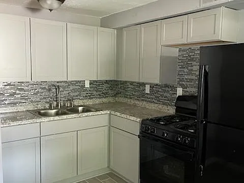 3 bed, 908 sqft, $1,550 — Photo 2