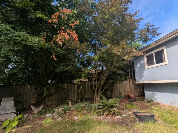 1216 Edinburgh St, New Westminster, BC V3M 2V8