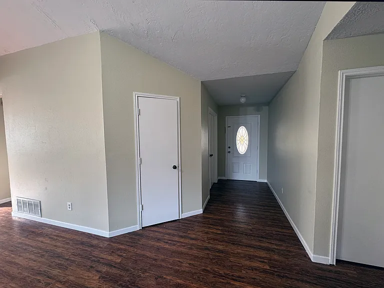 1200 Glyndon Dr — Photo 8