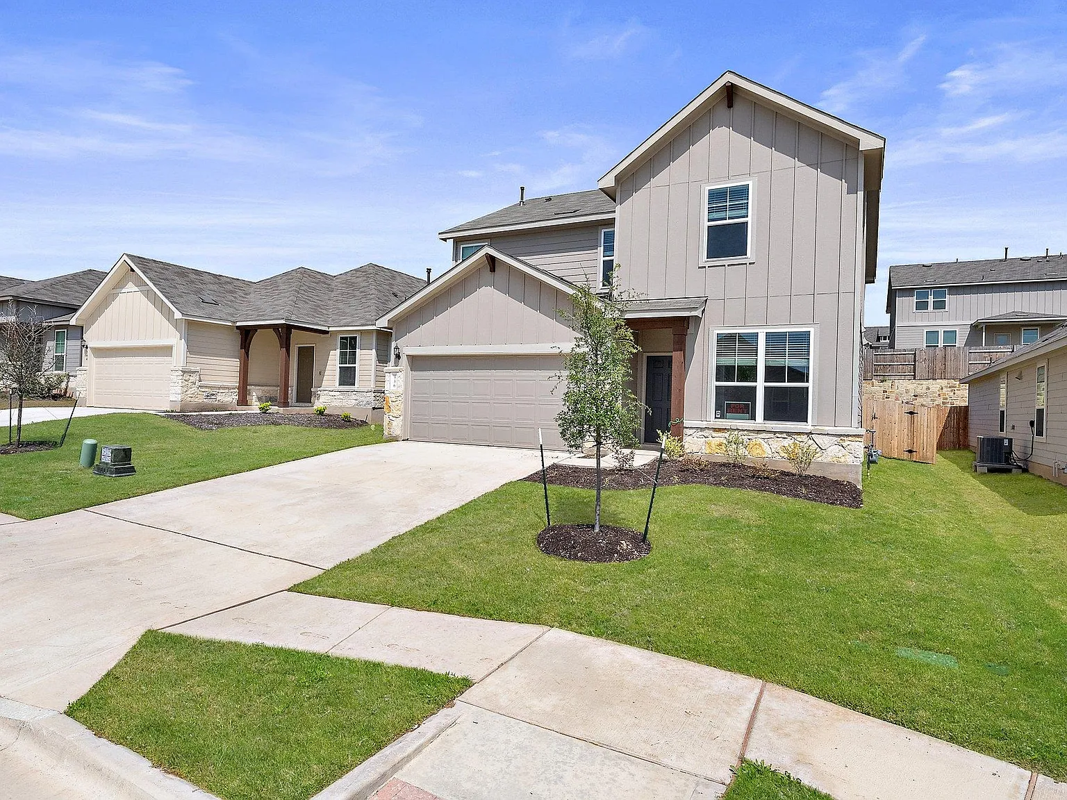 3 bed, 2.5 bath, 2081 sqft, $2,299 — Photo 2