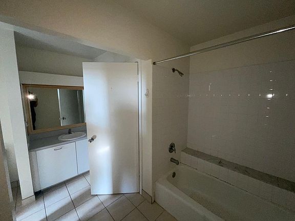 5th image of 2629 Brown St APT 122