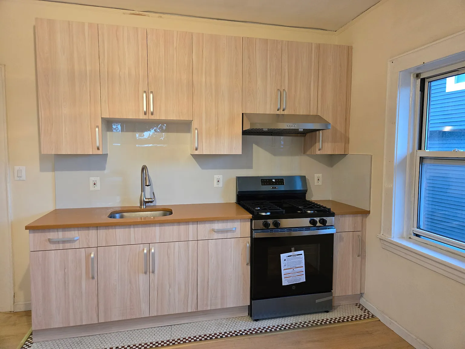1 bed, $2,400 — Photo 3