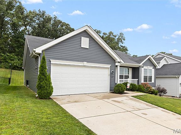 3rd image of 749 Winding Bluffs Dr