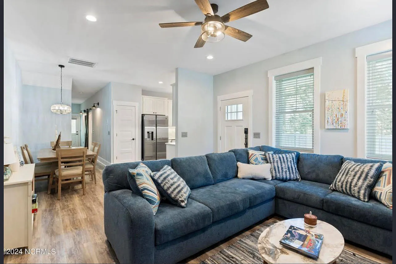 3 bed, 2.5 bath, 1600 sqft, $3,200 — Photo 2