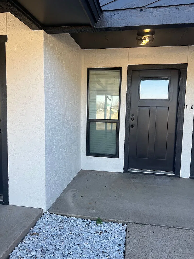 Fully Remodeled 2 Bed / 1 Bath Duplex $200 off First Month Move-In Ready — Photo 1