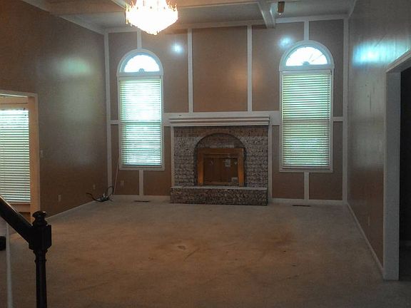 4th image of 608 White Oak Ln