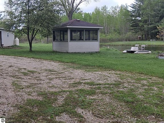 5th image of 90 River Dr