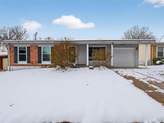 12119 El Camara Dr, Florissant, MO 63033