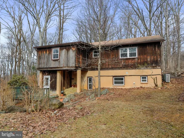 115 Old Log Rd, Linden, VA 22642