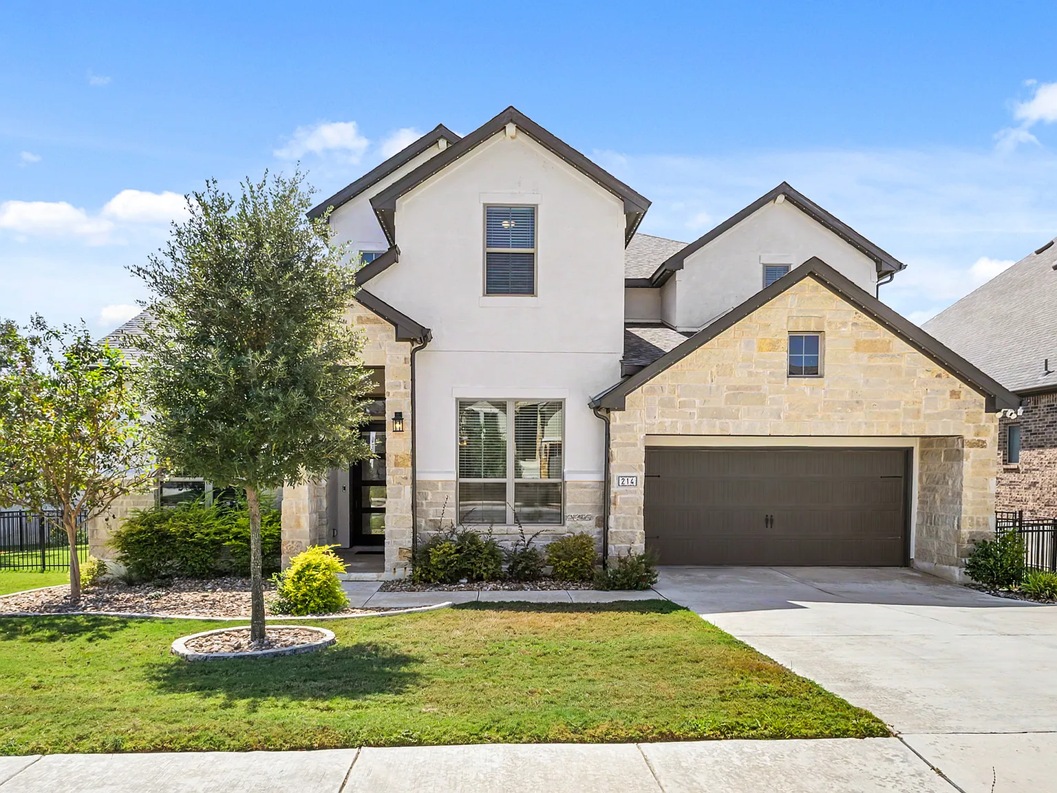5 bed, 3660 sqft, $4,700 — Photo 1