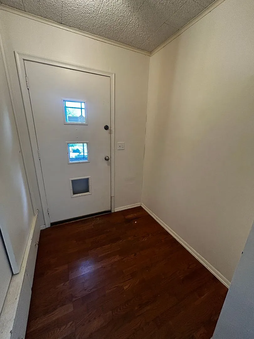 102 - 104 Morley Pkwy — Photo 2