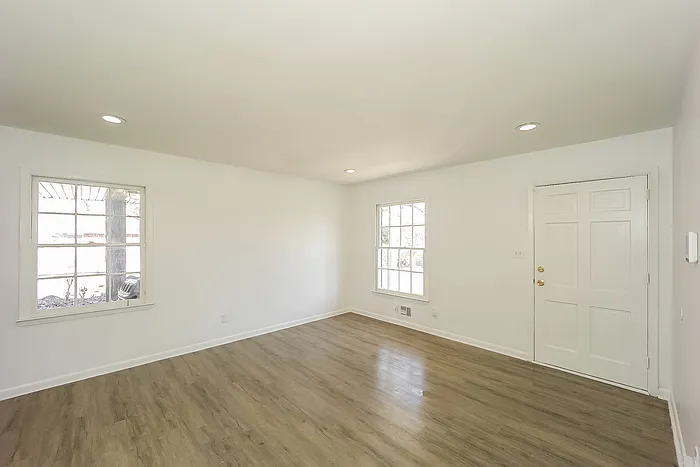3 bed, 2.0 bath, 1326 sqft, $1,795 — Photo 3