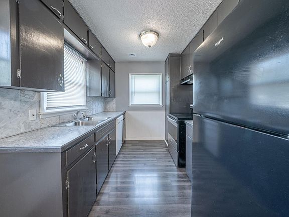 3rd image of 3133 S Hiram Ave