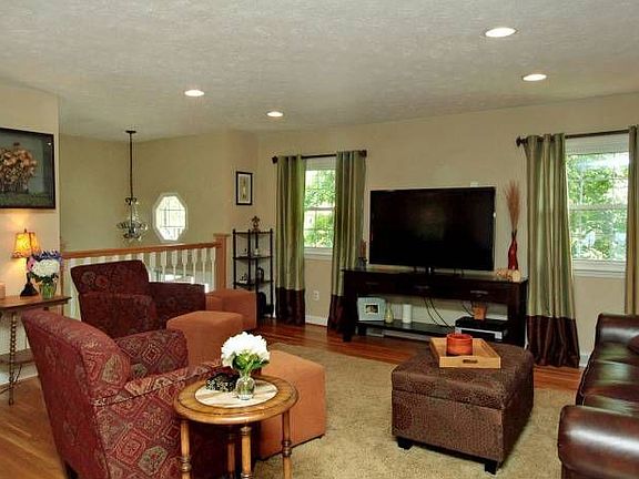 3rd image of 460 Lamont Dr