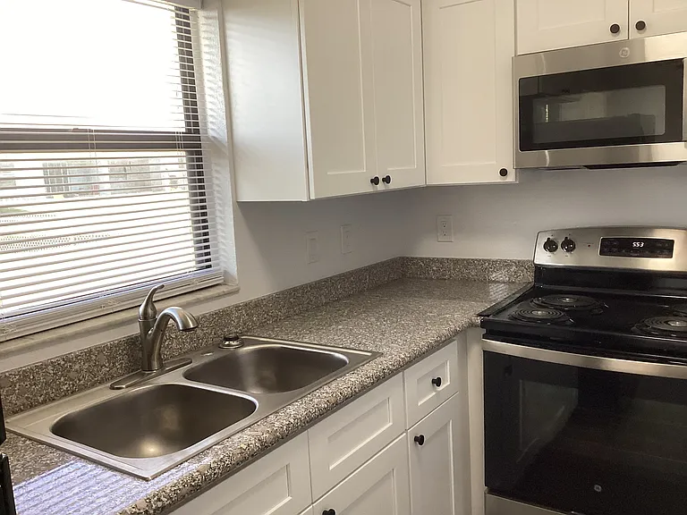 1123 NE 15th Ln #2 — Photo 3