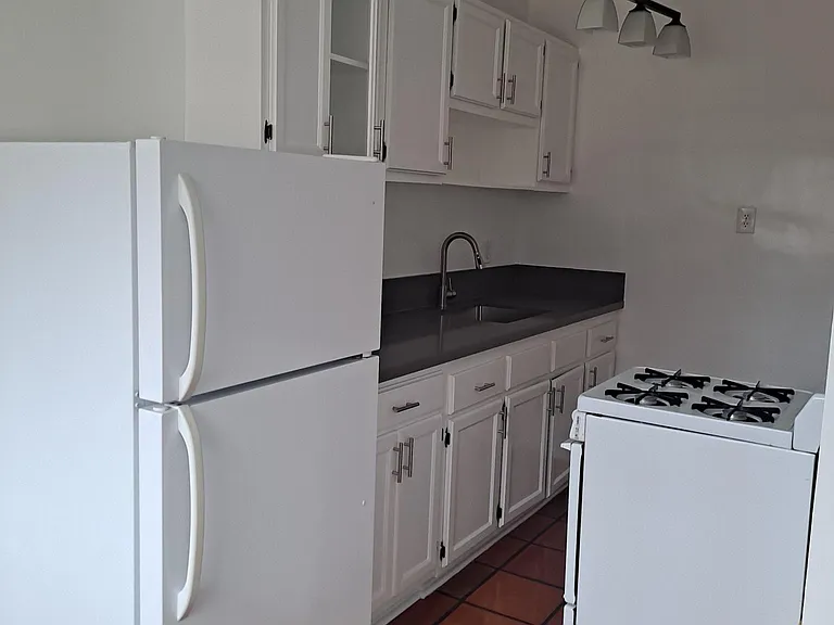 Hollywood Heritage Apartments — Photo 12