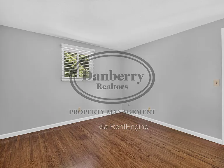6946 Kinsman Dr — Photo 23