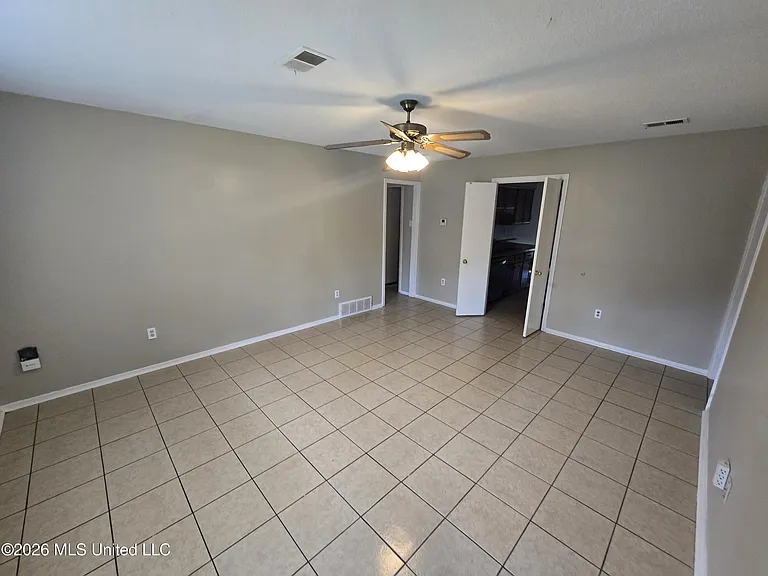 3560 Lakehurst Dr — Photo 2