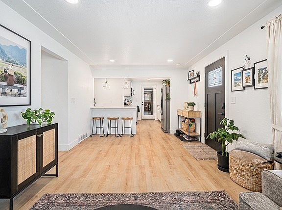 3rd image of 4684 Estes St