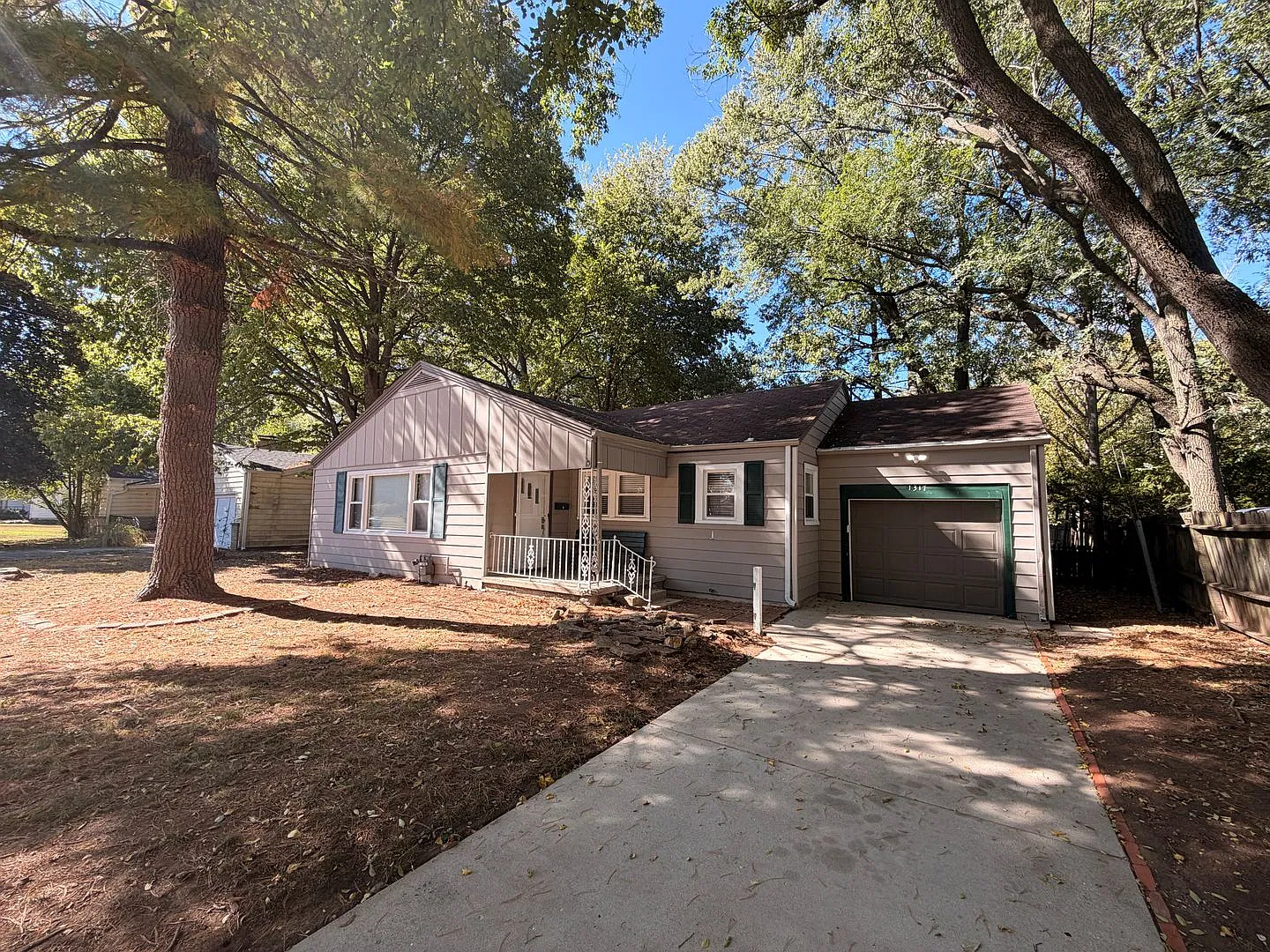 2 Bed / 1 Bath House w/ garage and fenced in backyard. — Photo 1