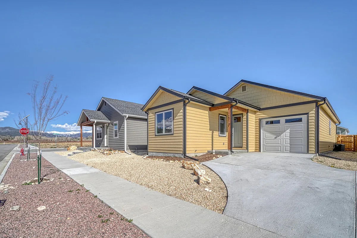 Building Photo - 10714 Willow Ave