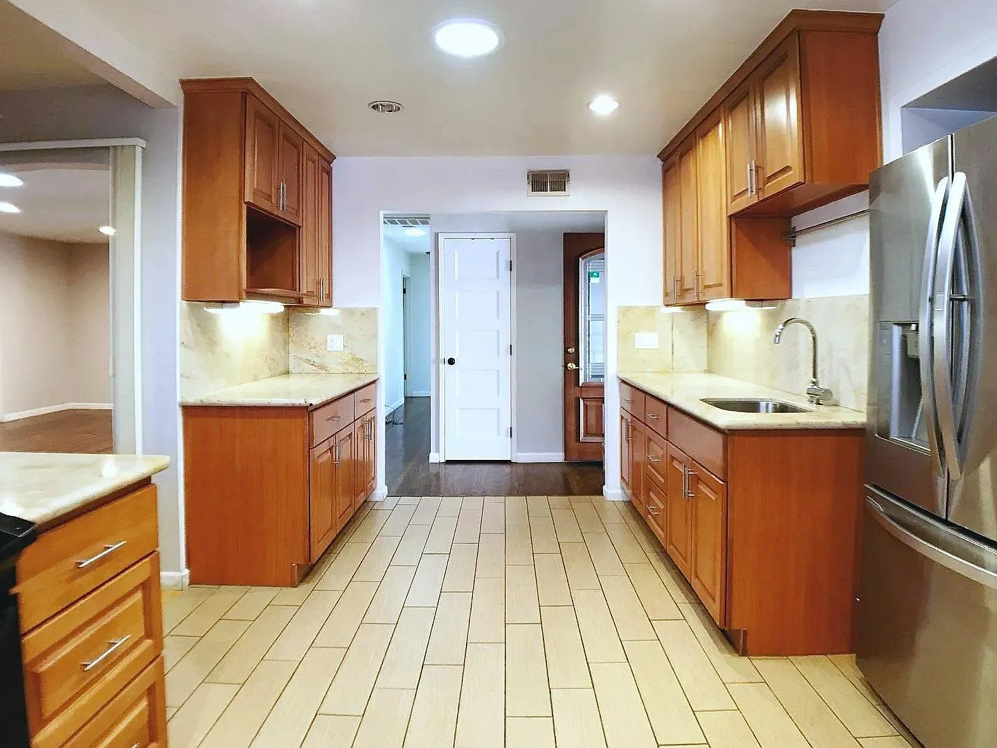 4 bed, 2068 sqft, $5,700 — Photo 4
