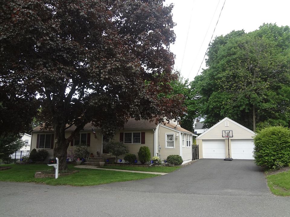 MATURE TREES, GREAT YARD