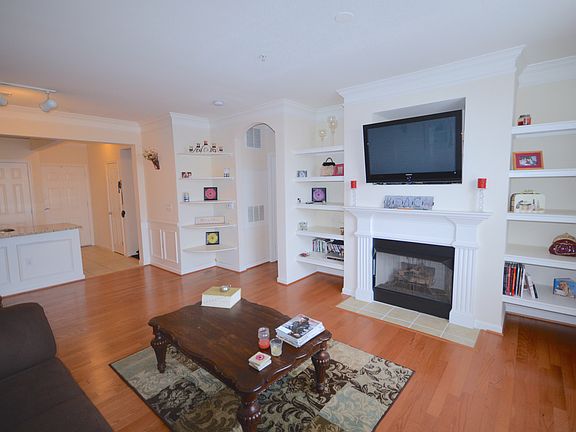 5th image of 31 Booth St Unit 359