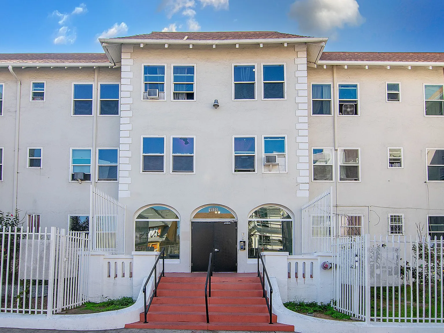 8th Street Studios Near Downtown Los Angeles Move-In Special — Photo 2
