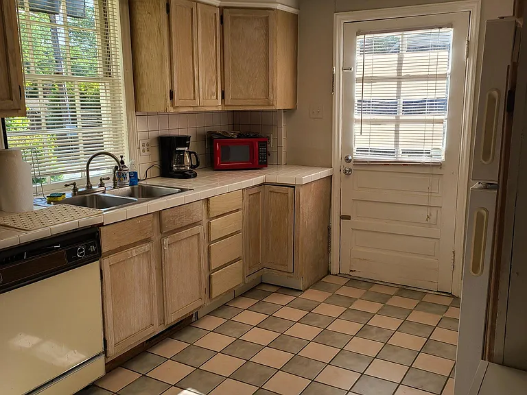 101 S Sunset Dr — Photo 2