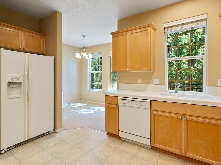 816 NE Caden Ave — Photo 8