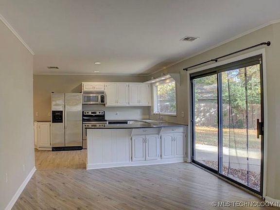 4th image of 3807 S Marion Ave