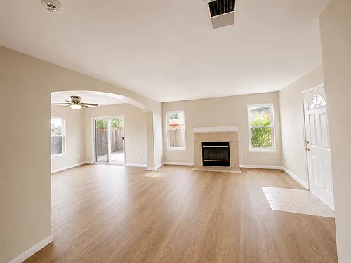 345 Moss St Photo 1