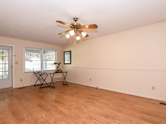 5th image of 124 Holden Dr