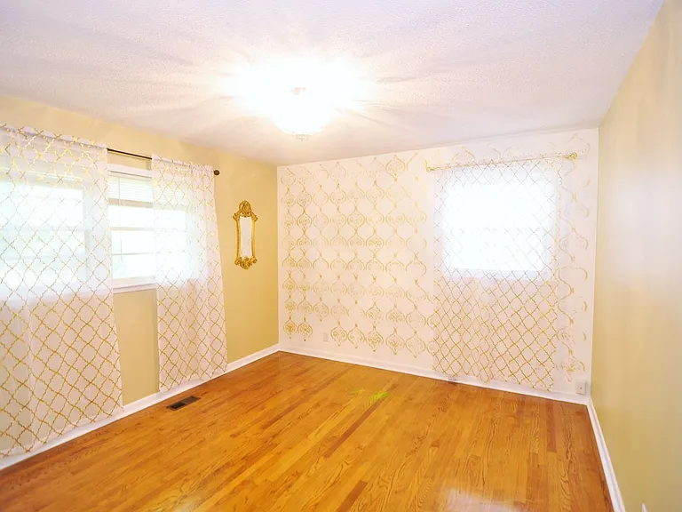 2221 Euclid Rd NW — Photo 6