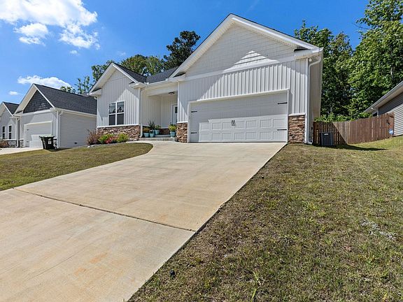 3rd image of 119 Garrett Ln