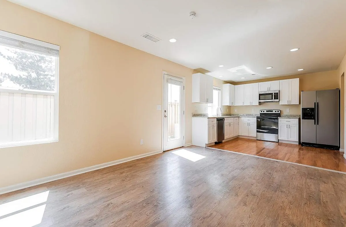 3 bed, 2.5 bath, 1650 sqft, $2,260 — Photo 3
