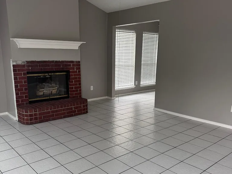 737 Valley Spring Dr — Photo 8