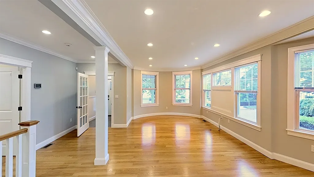 5 bed, 3.5 bath, 2488 sqft, $8,500 — Photo 3