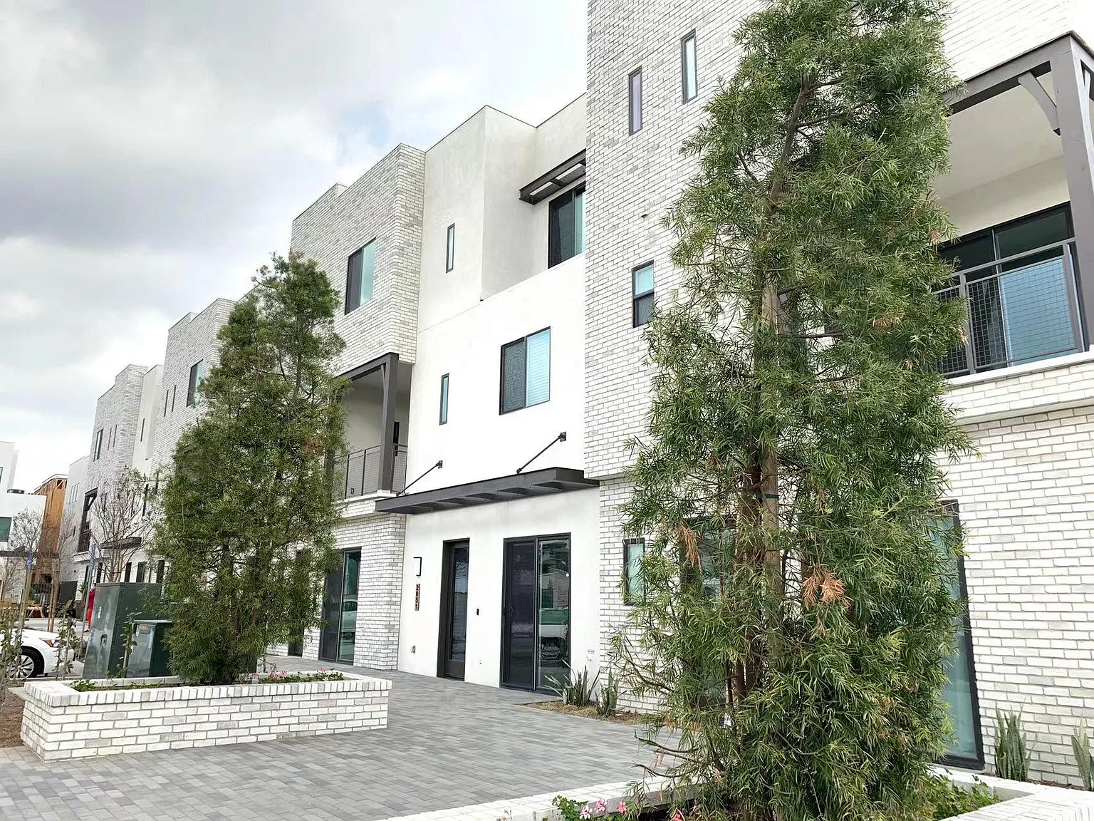 3 bed, 3.5 bath, 2018 sqft, $4,800 — Photo 2