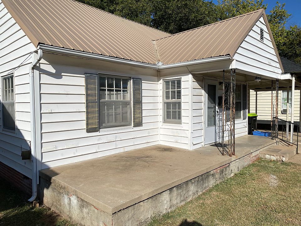 a view of the front of house