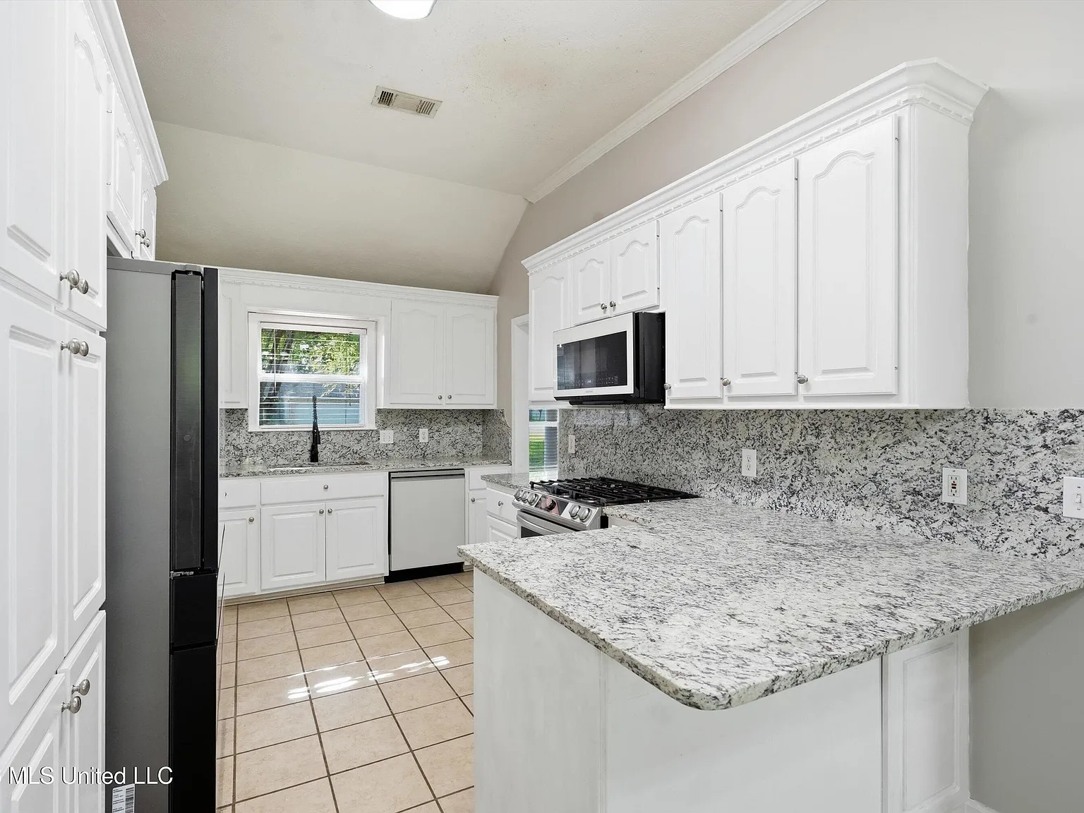 3 bed, 2.0 bath, 1747 sqft, $2,300 — Photo 3