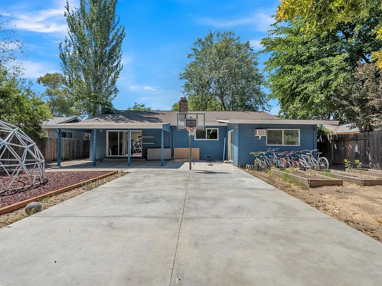 2725 Loyola Dr — Photo 15